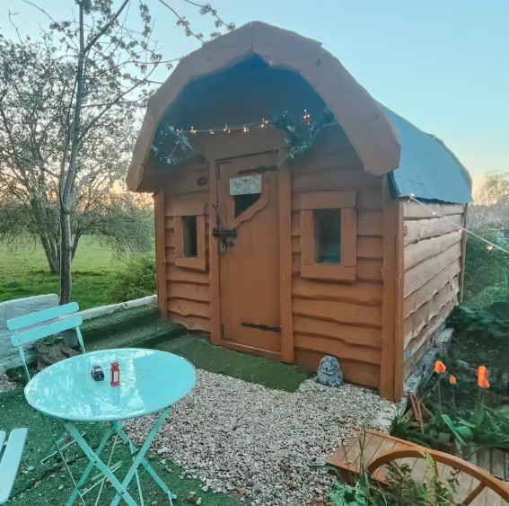une surprenante chambre airbnb dans un abris de jardin